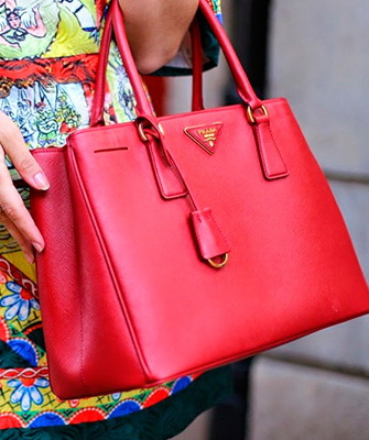 Женские сумки фирмы «Прада» и фото ультрамодных аксессуаров из коллекции бренда «Прада»